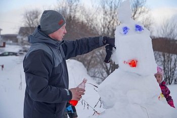 На аллее, где теперь живут Снеговики!